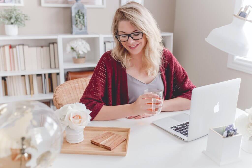 women-sitting-computer