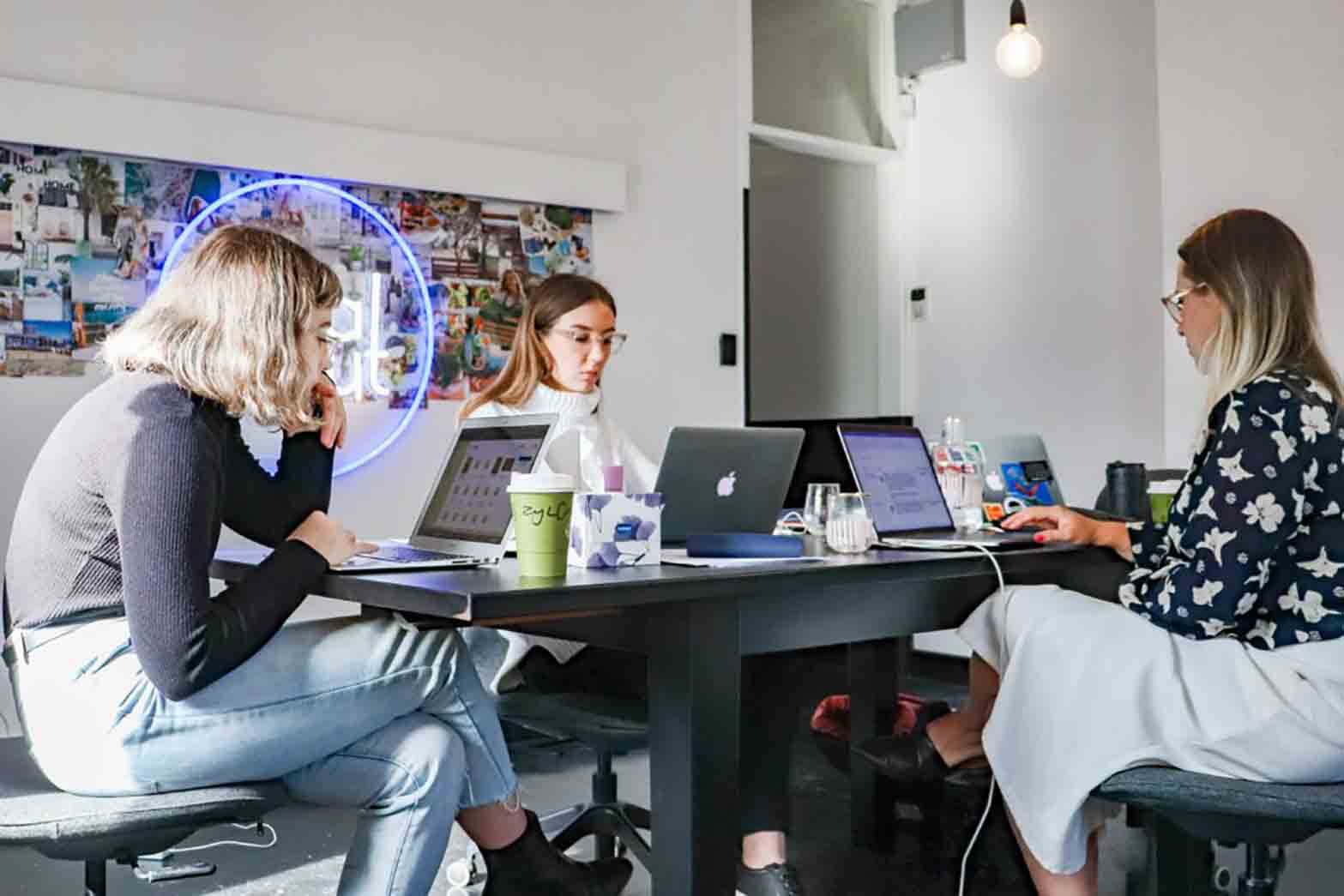 Femmes Groupe Equipe Travail Ordinateur