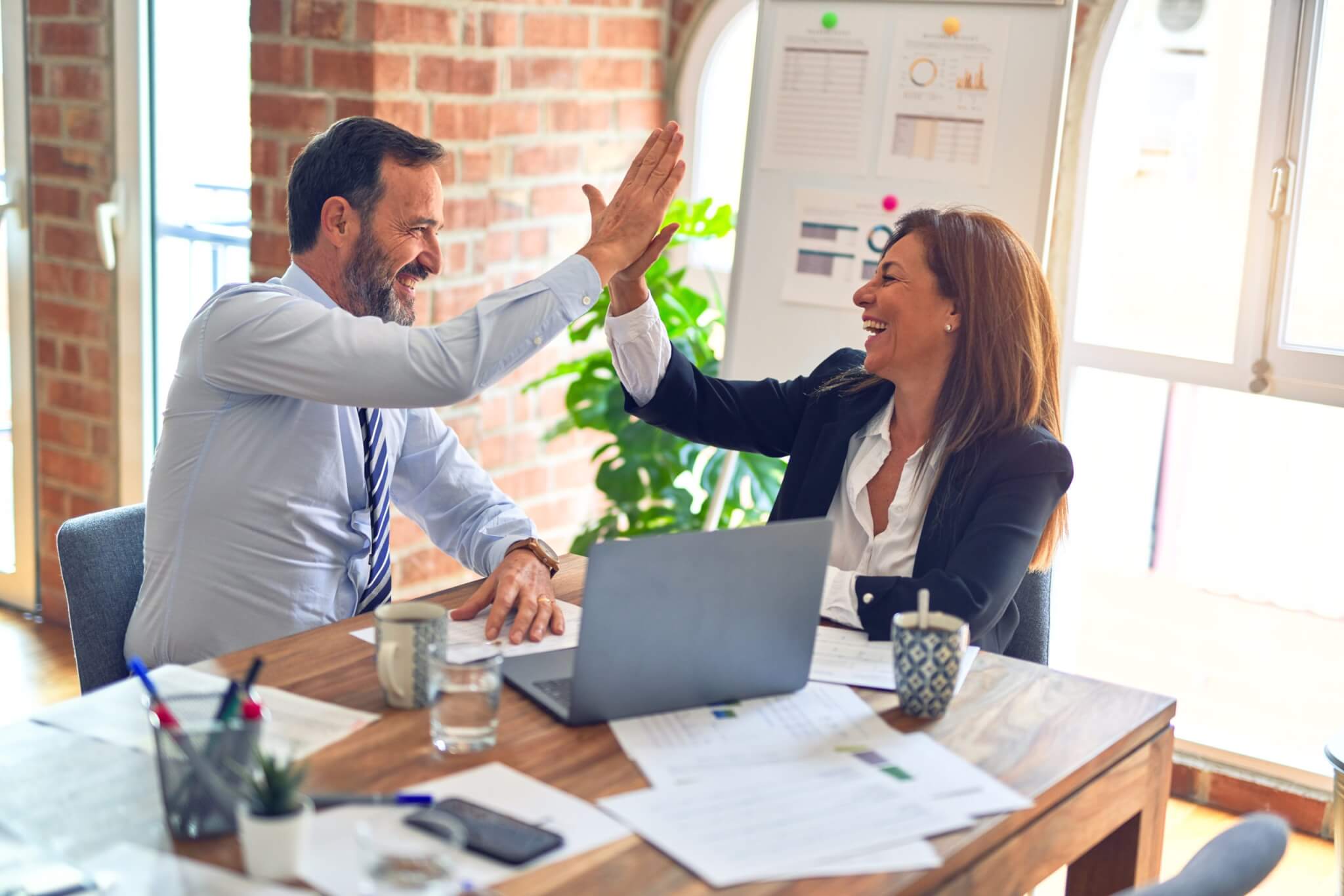 Femme Homme Travail Ordinateur Duo Bureau