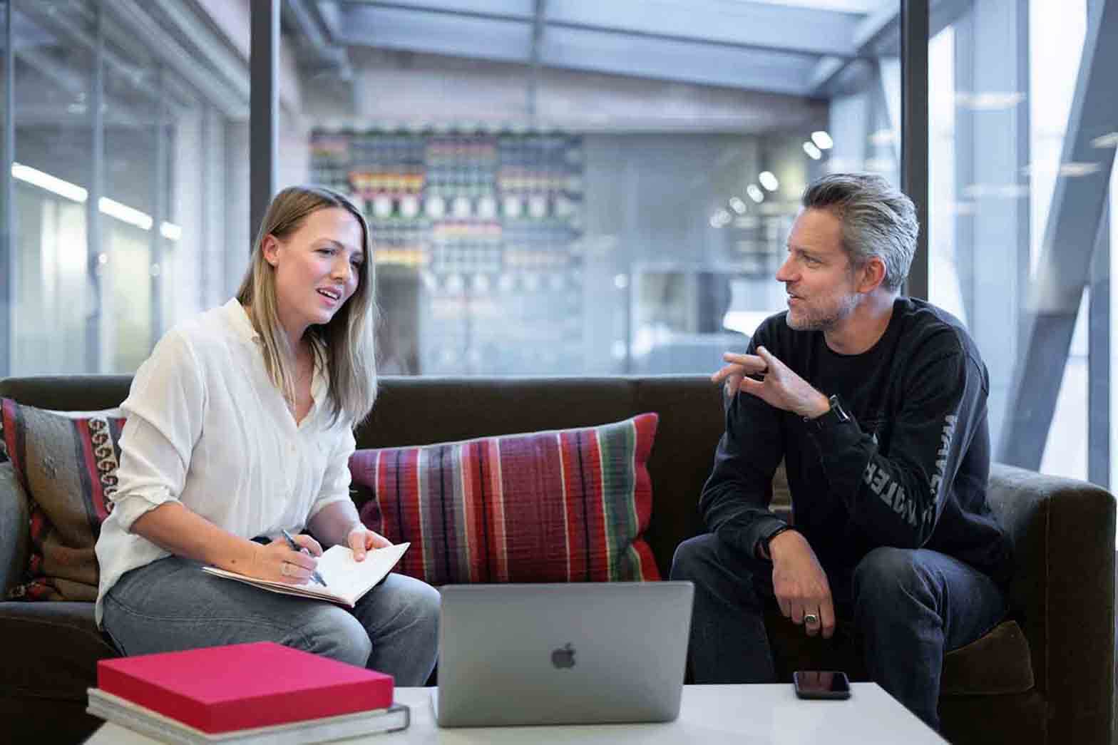 Homme et Femme bureau Travail Ordinateur Entreprise