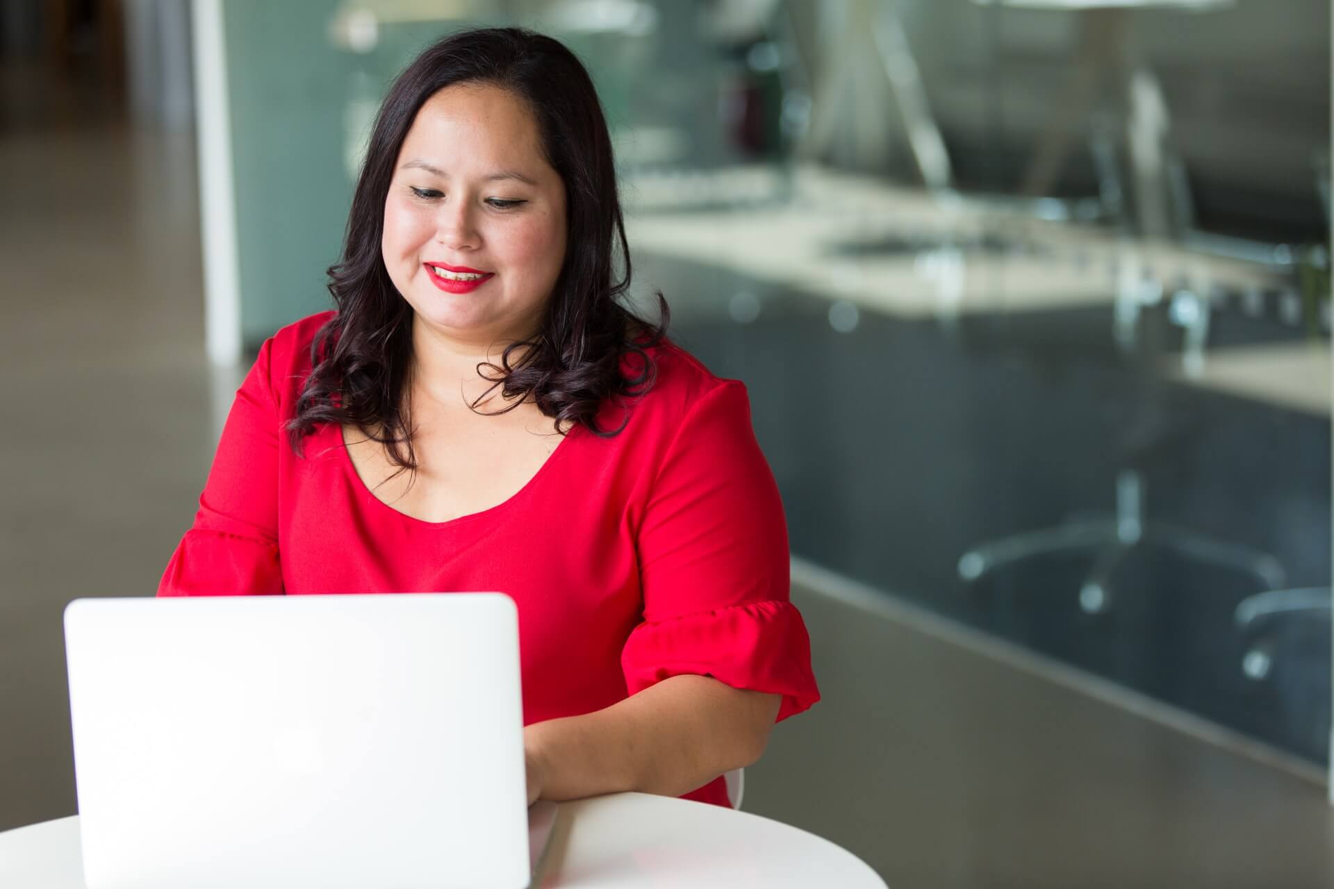 Femme Sourire Ordinateur Bureau Travail Rouge
