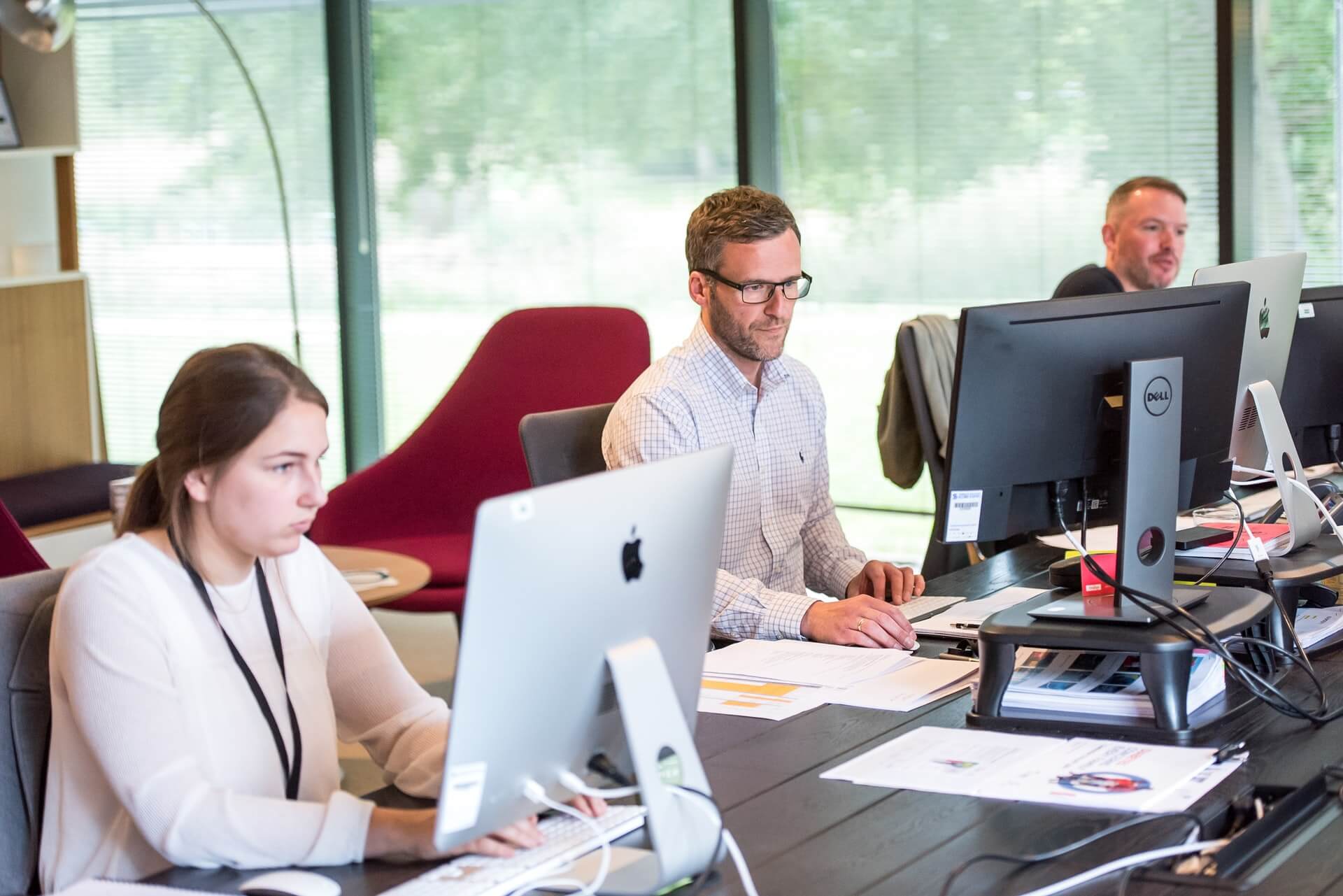 Femme Homme Bureau Ordinateur Travail Trio
