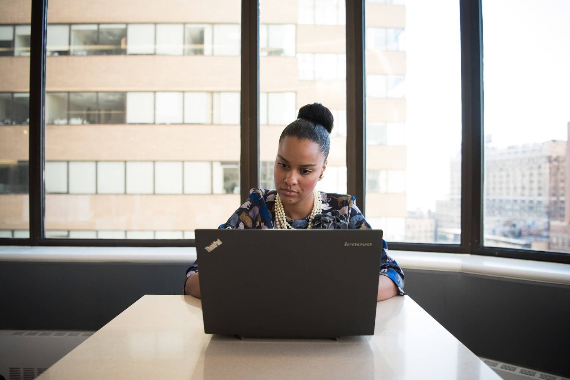 Femme Bureau Travail Ordinateur Fenêtre