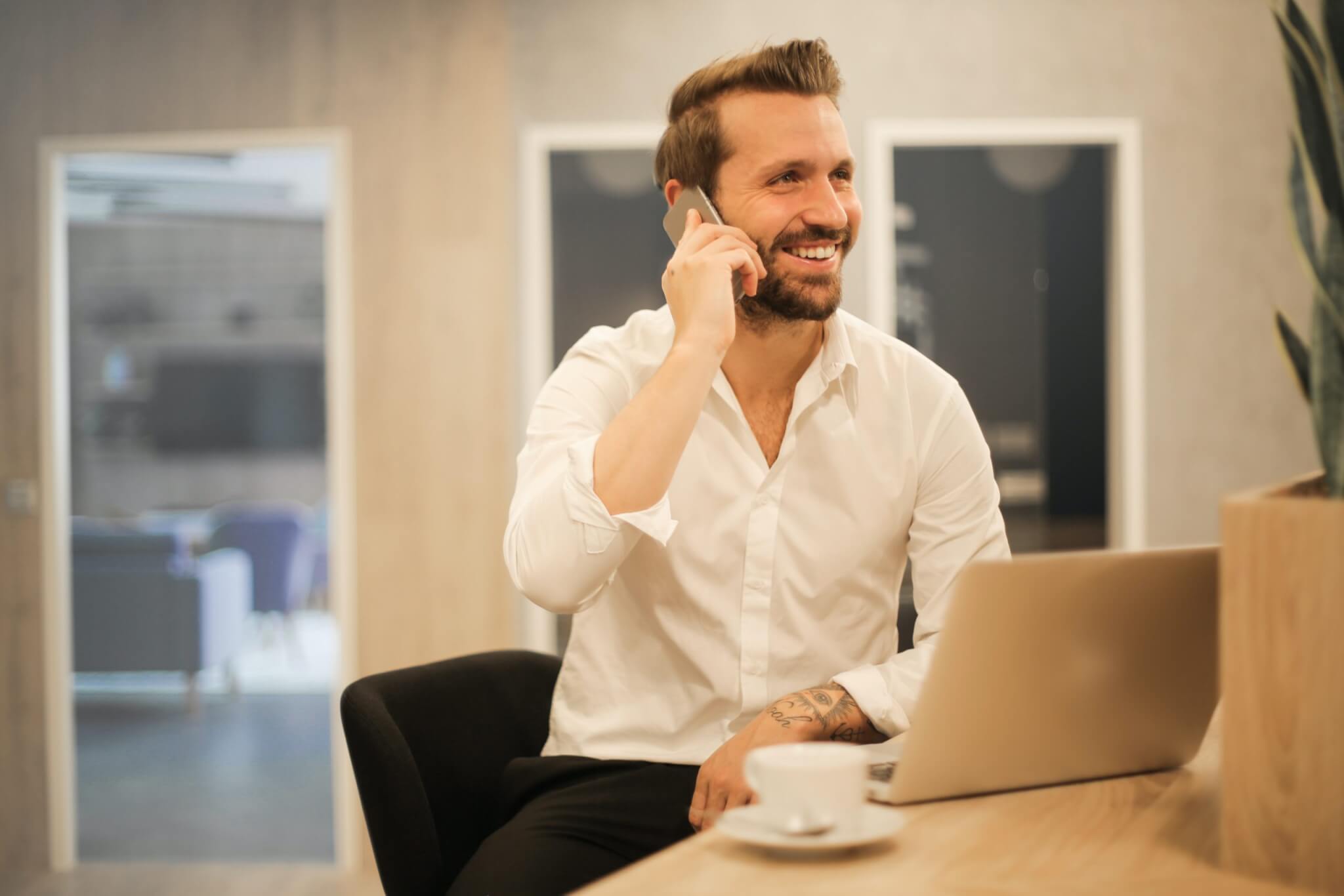 Homme Sourire Chemise Téléphone Ordinateur Travail Bureau