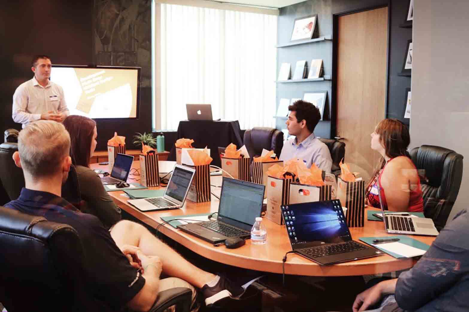 Hommes Femmes Groupe Présentation Entreprise