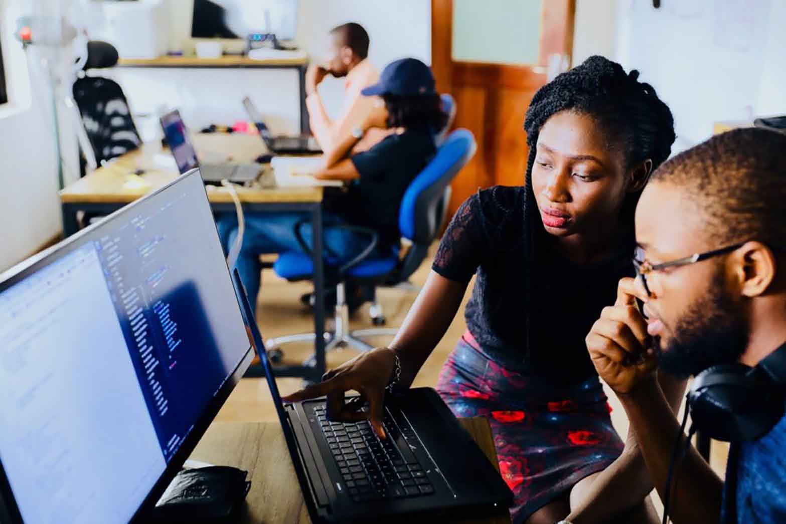 Femme Homme Equipe Travail Bureau Formation Ordinateur