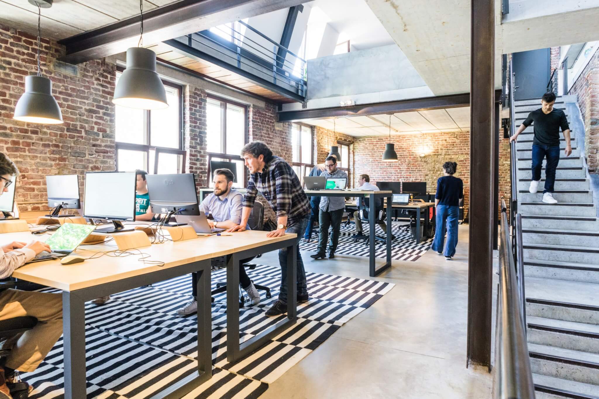 Hommes Bureau Entreprise Travail Ordinateur