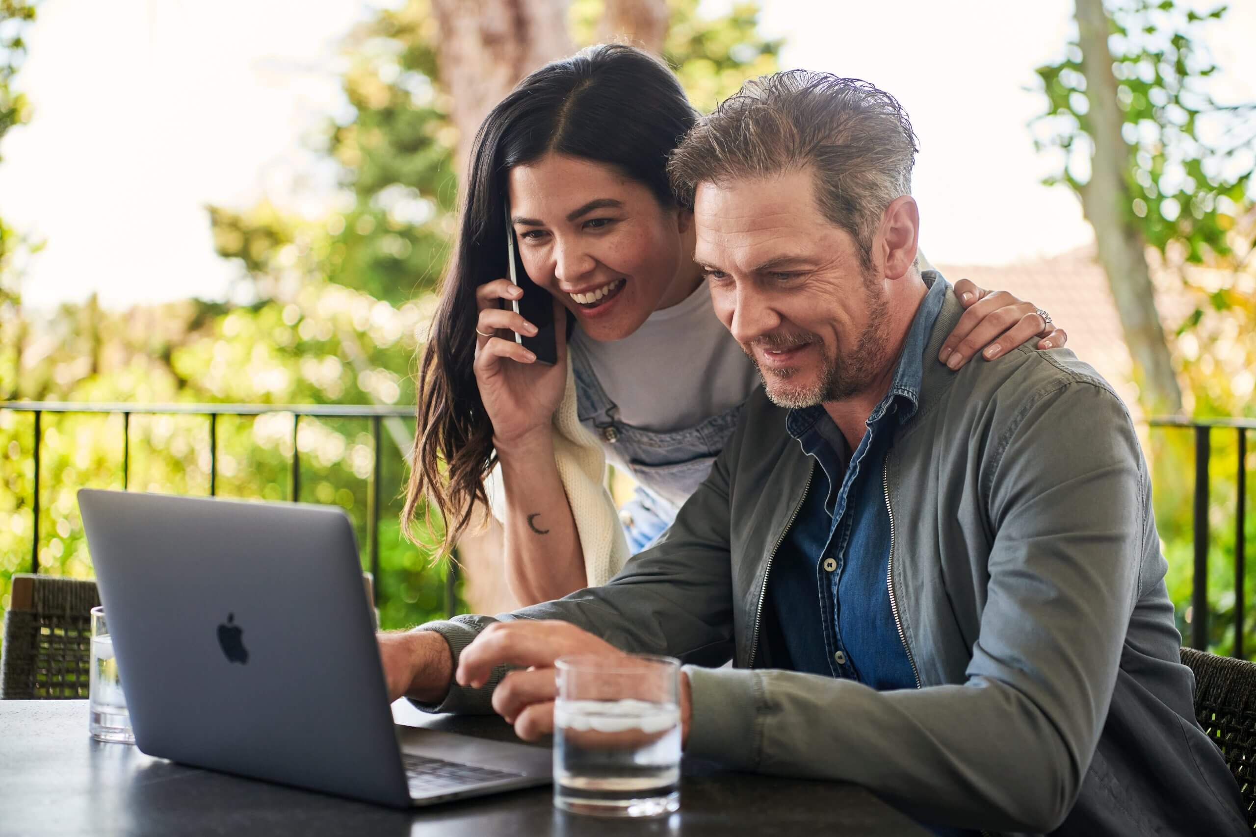 Homme Femme Téléphone Travail Ordinateur