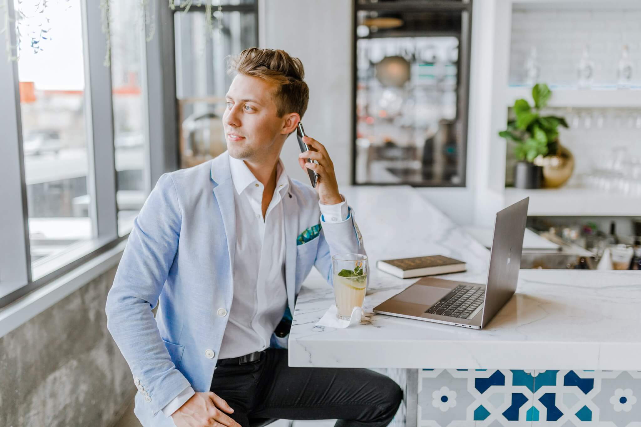 Homme Téléphone Bureau Ordinateur Immobilier