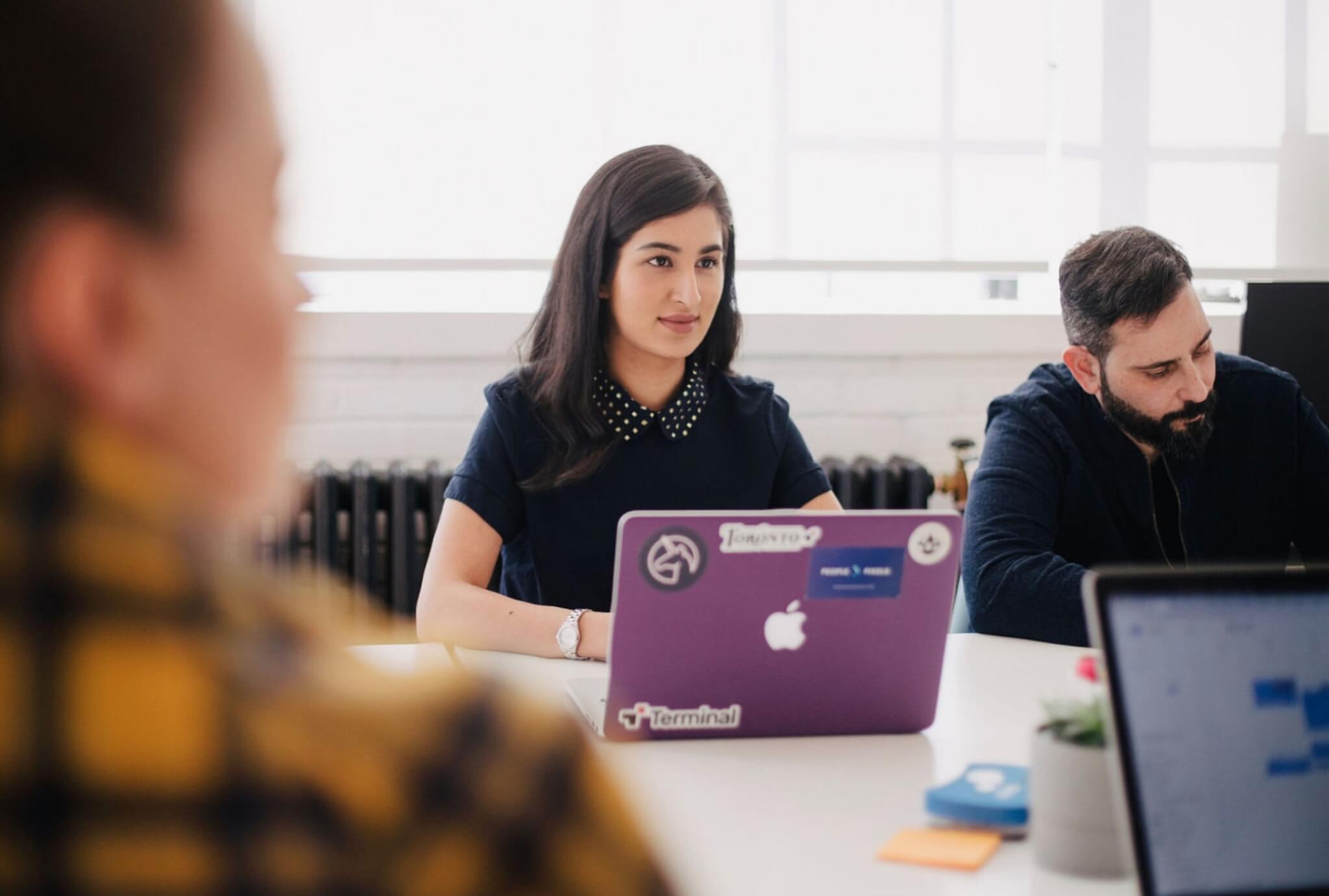 Femme Travail Bureau Ordinateur Réunion