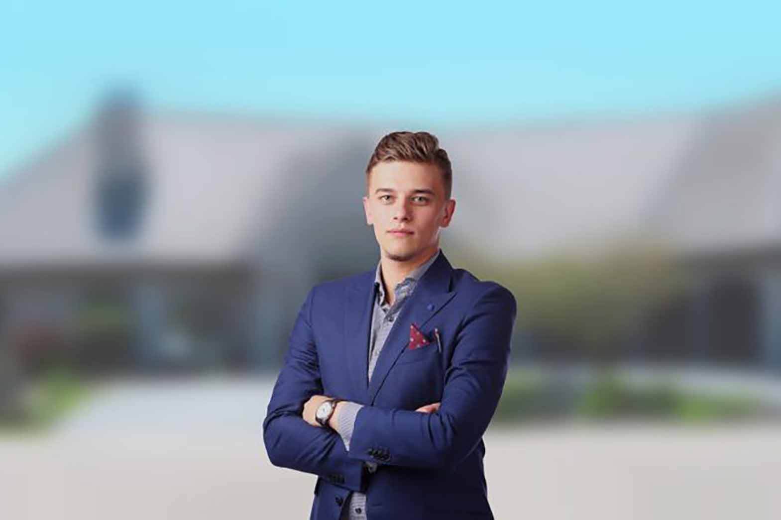 Homme Sérieux Costume Agent Immobilier