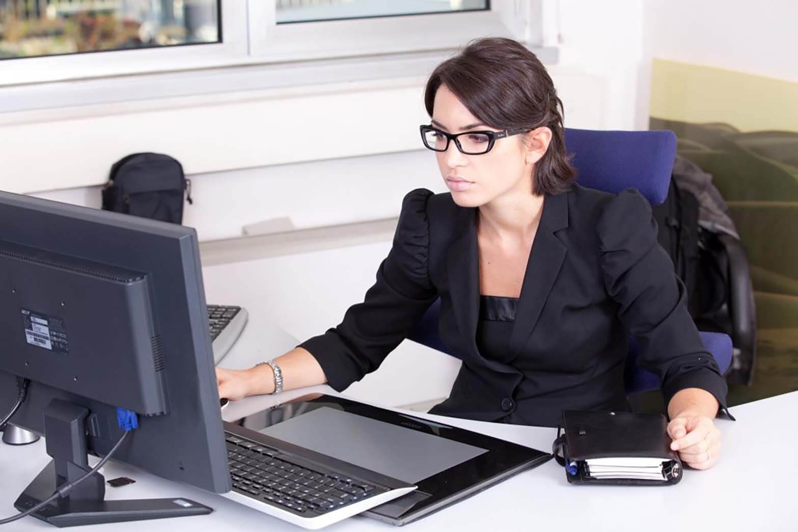 femme assise bureau