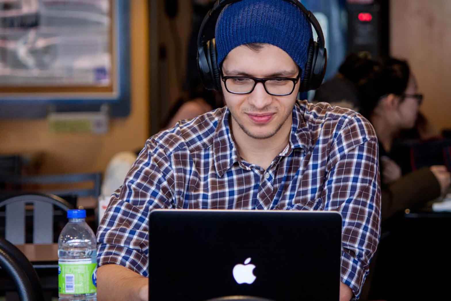 homme casque ordinateur