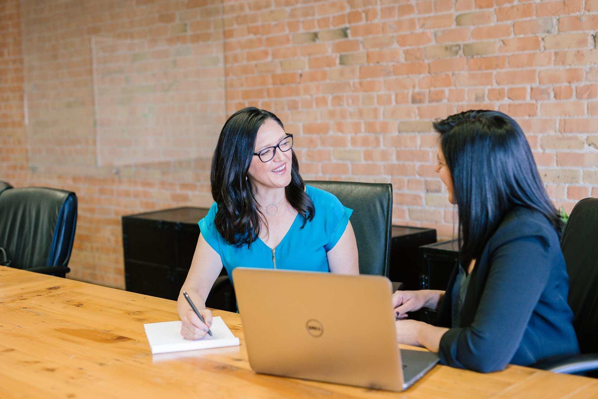 femmes bureau ordinateur bloc-notes sourire travail