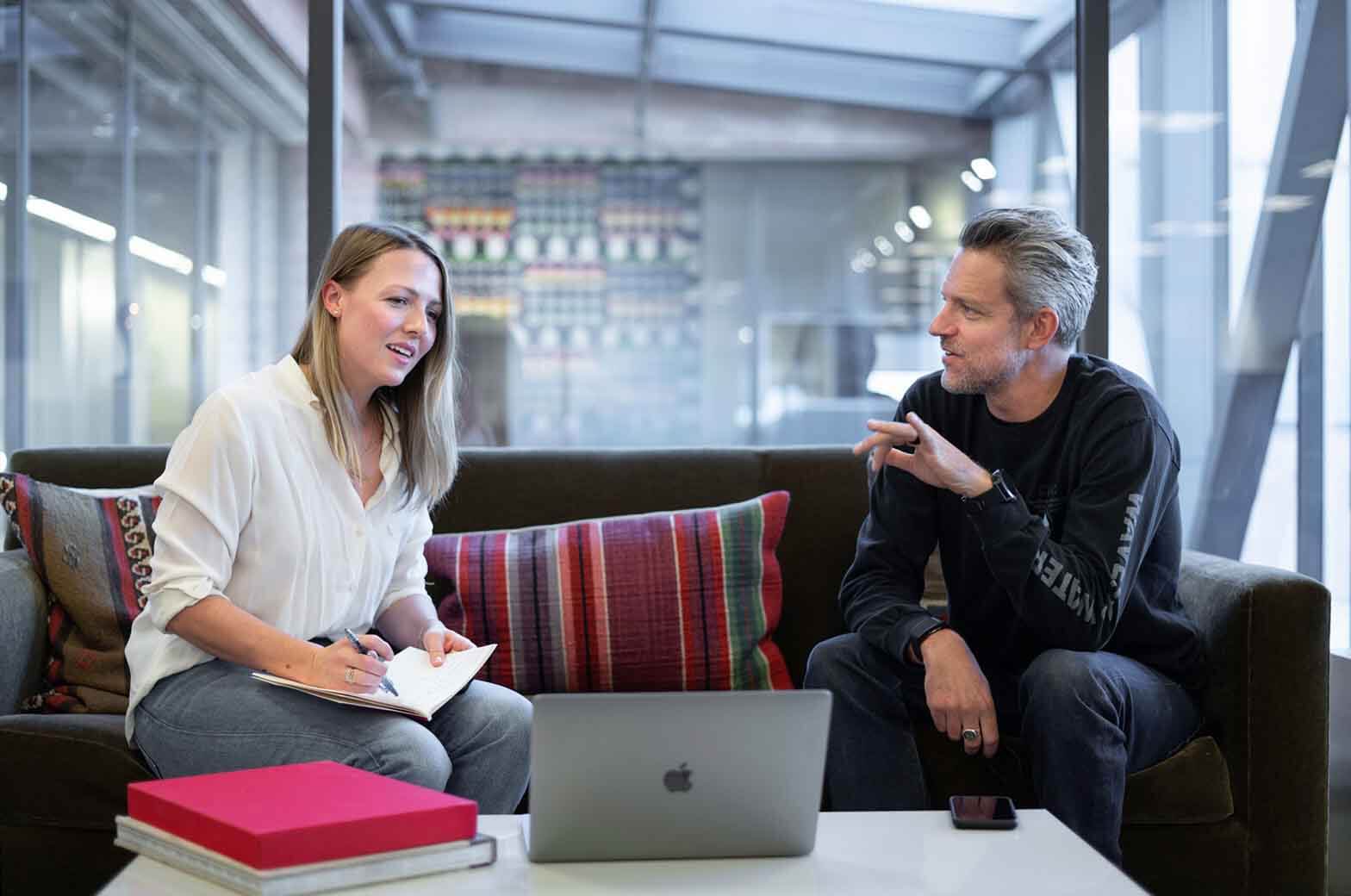 Femme Homme Ordinateur Canapé Travail