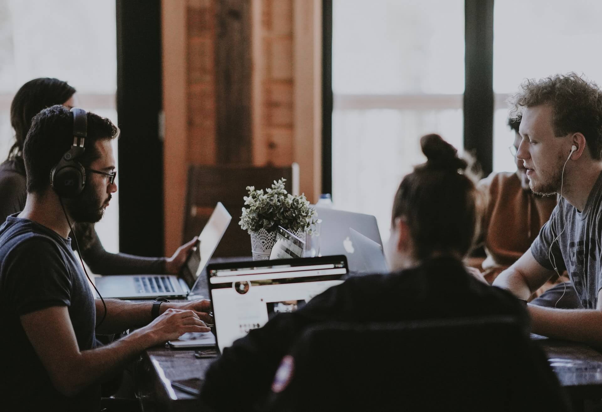 Hommes Femme Travail Equipe Groupe Ordinateur
