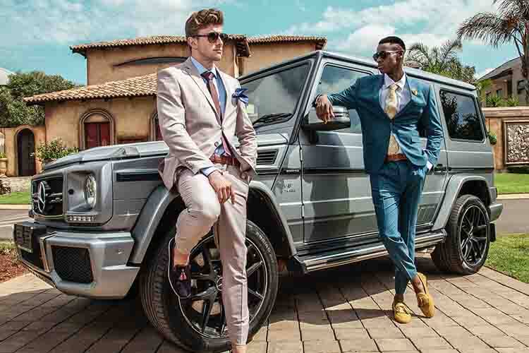 hommes voiture de luxe costume