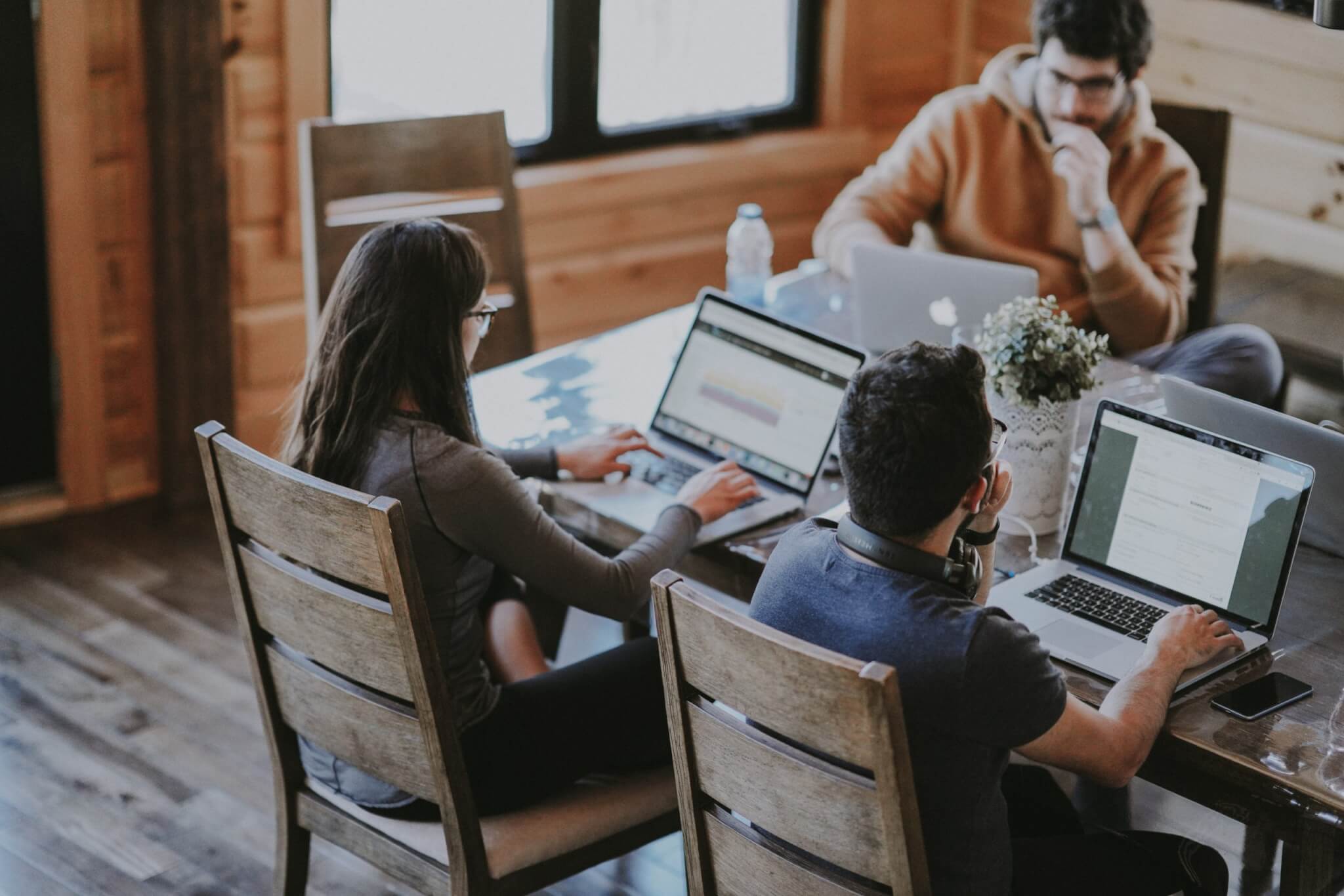 Femmes Homme Groupe Travail Ordinateurs Bureau Fenêtre