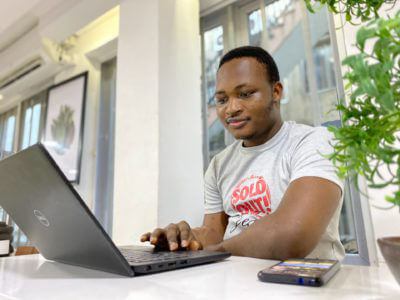 homme orinateur