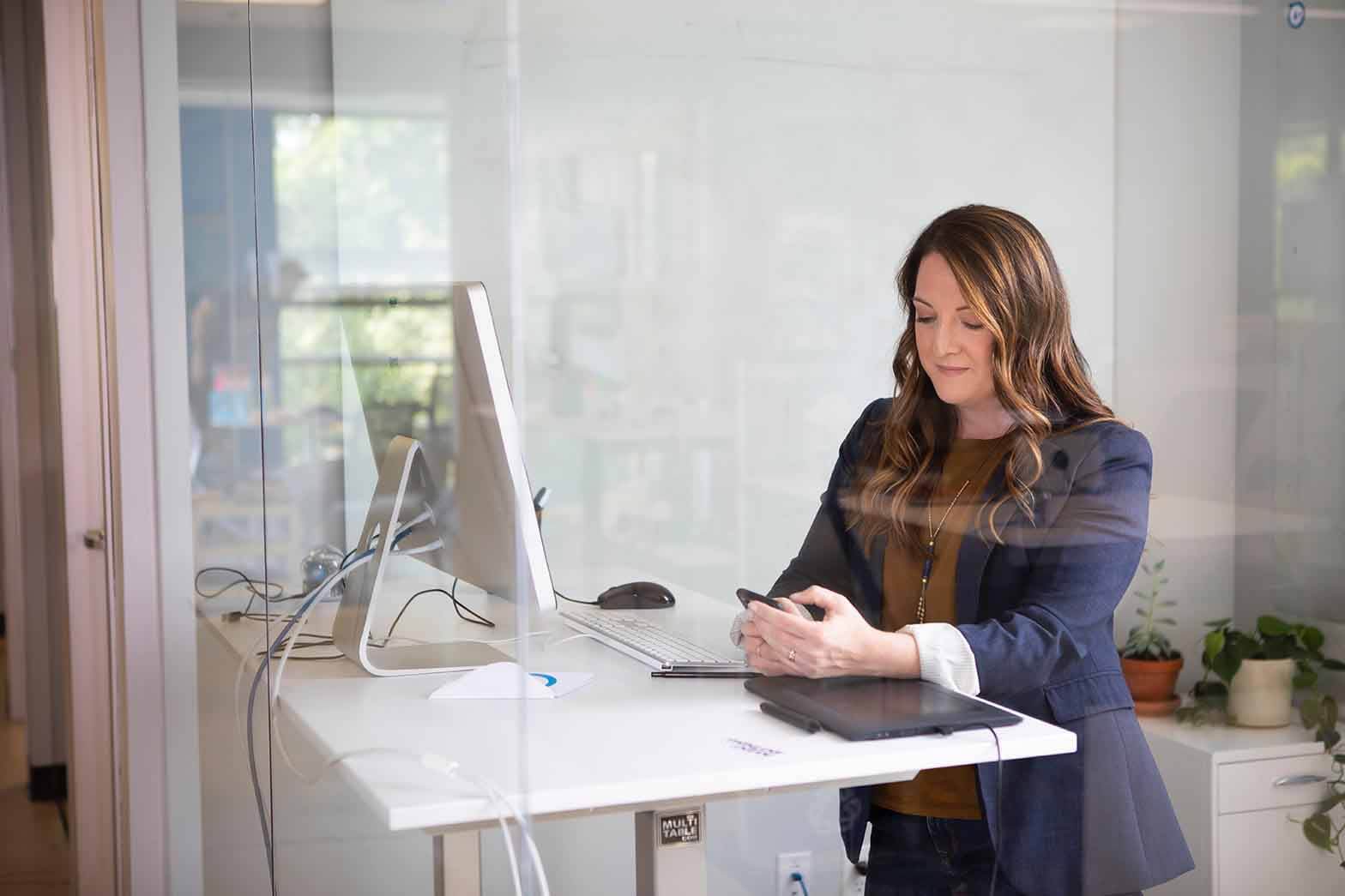 femme bureau ordinateur