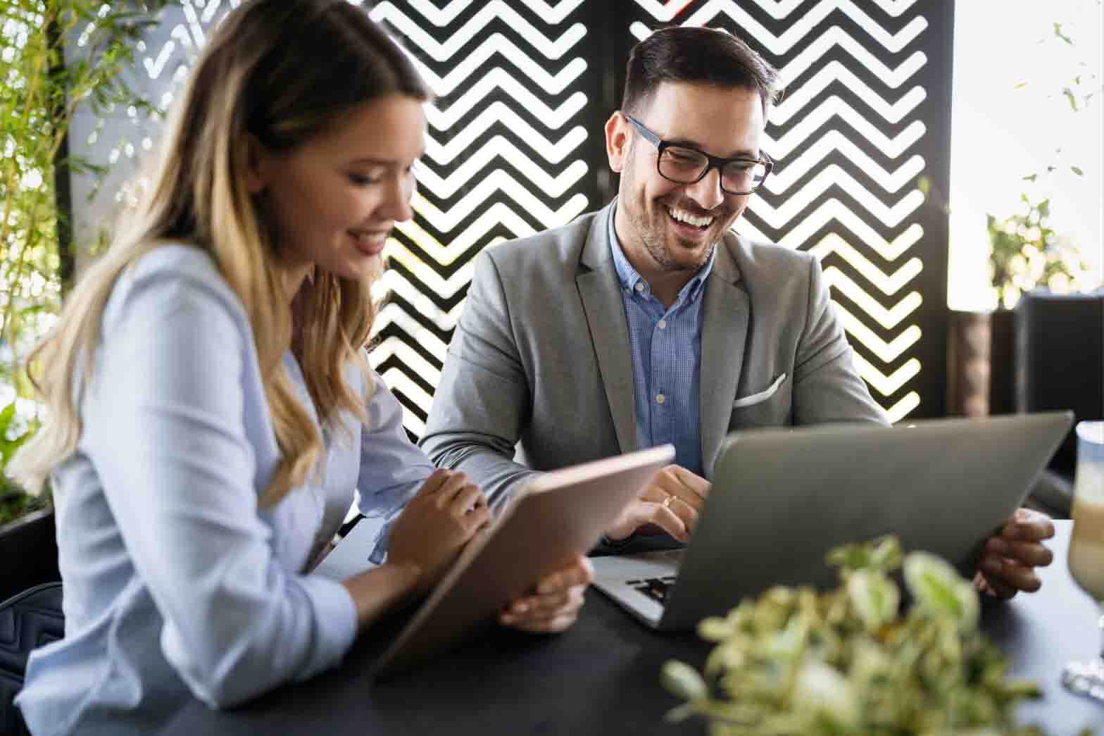 travail en équipe ordinateur